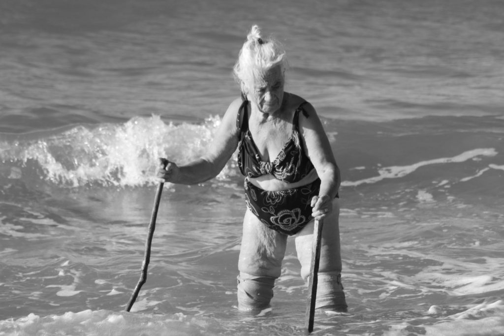 Prix du Conseil Départemental noir & blanc : « La vieille dame et la mer » - Pavlina Paterakis (